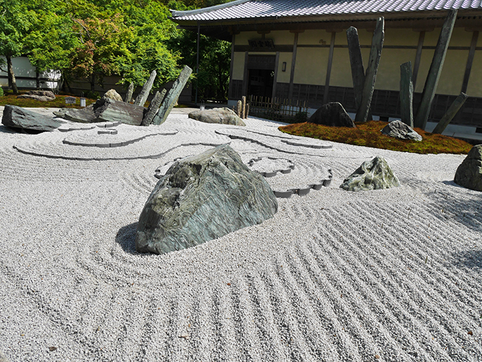 モダンな平成の枯山水と山々を取り込んだおおらかな池泉回遊式庭園・圓光寺 | Niwasora にわそら